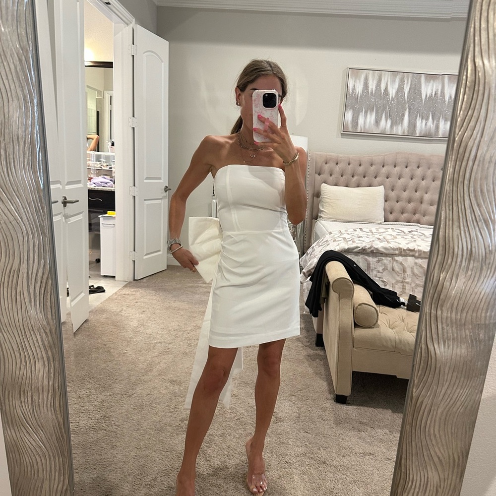 Elegant White Strapless Dress